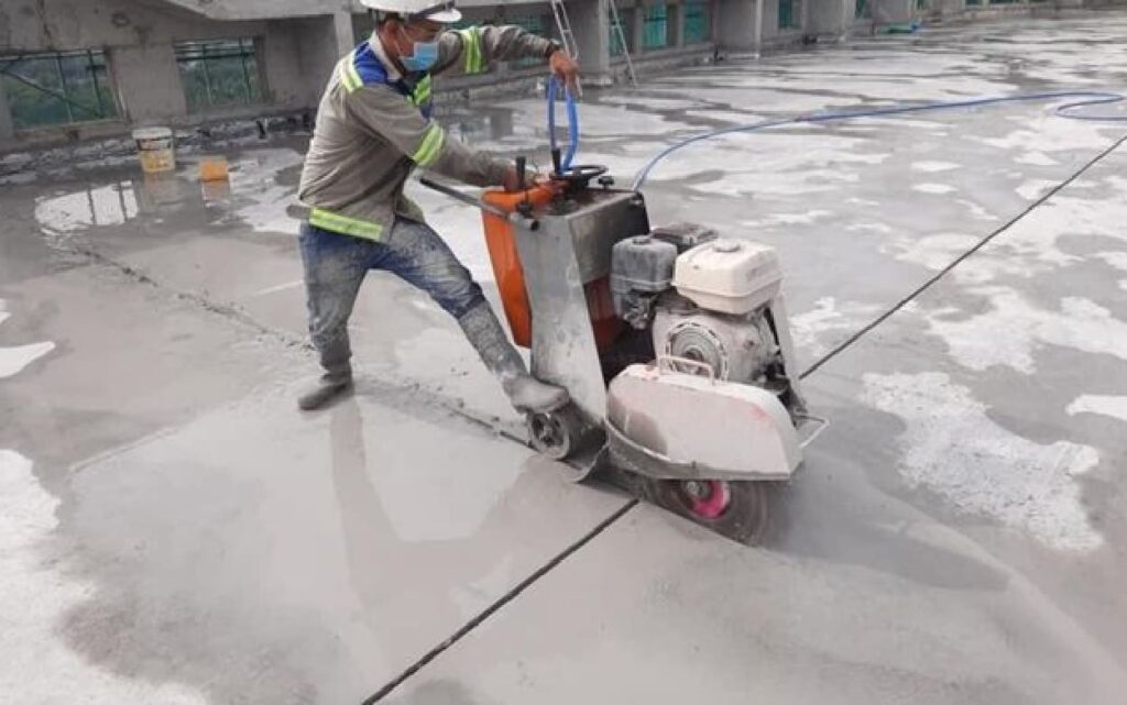 Thi công cắt khe co giãn chống nứt sàn bê tông nhà xưởng.
