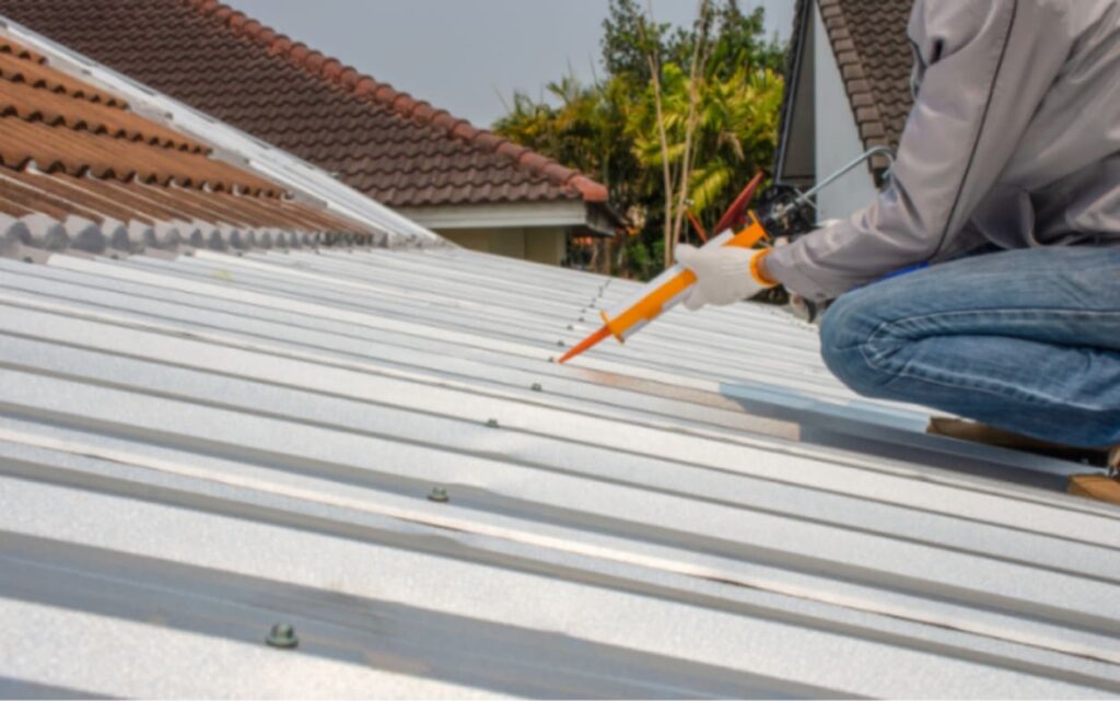 Quy trình xử lý dột mái tôn nhà xưởng bằng keo Silicon và màng chống thấm.