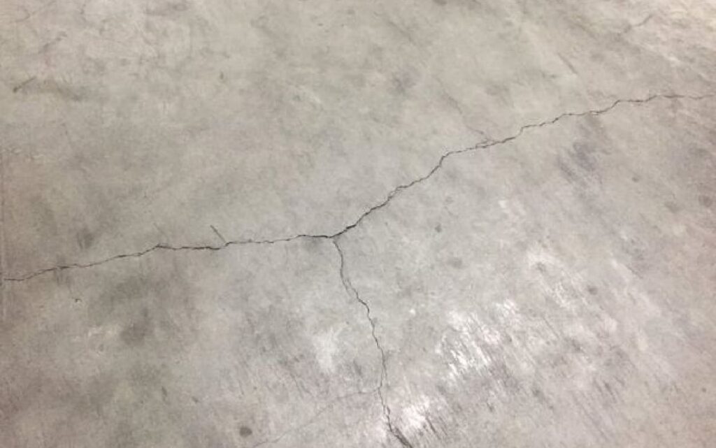 Hiện trạng nền nhà xưởng bị nứt gãy và sụt lún nghiêm trọng do nền hạ yếu.