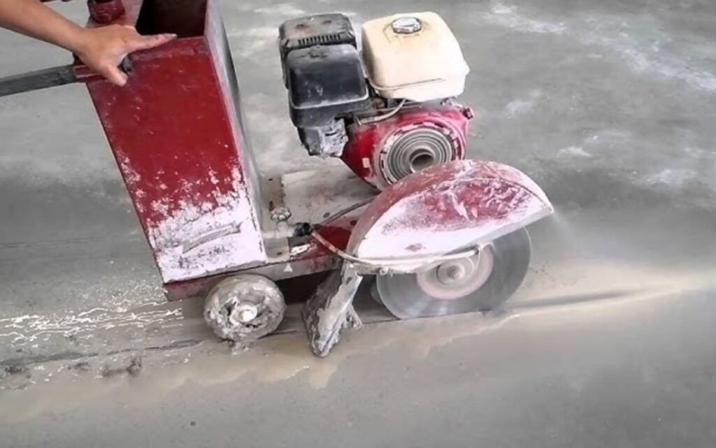 Thi công cắt khe co giãn sàn bê tông nhà xưởng.